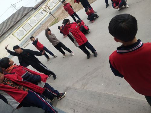 水冶鎮(zhèn)北環(huán)路小學(xué)武術(shù)社團(tuán)掠影九